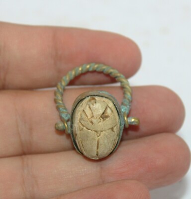 Raro anello antico egizio in rame con pietra amuleto scarabeo