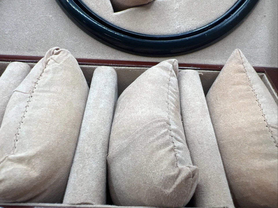 Caja de almacenamiento para exhibición de joyas de reloj 4+6 almohadas de cuero gamuza e interior giratorio Foto 4 de 4