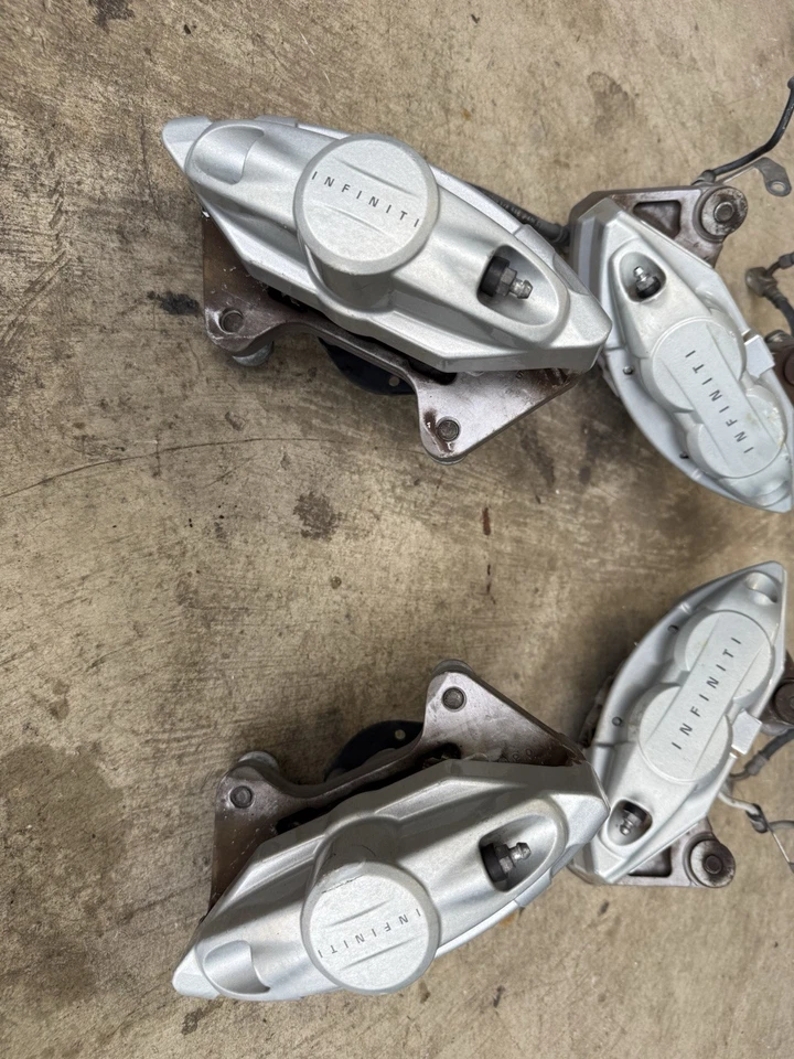 INFINITI M37 G37 Q50 Q60 Q70 JUEGO DE PINZAS DE FRENO DELANTERAS Y TRASERAS AKEBONO CONJUNTO OEM Foto 2 de 4
