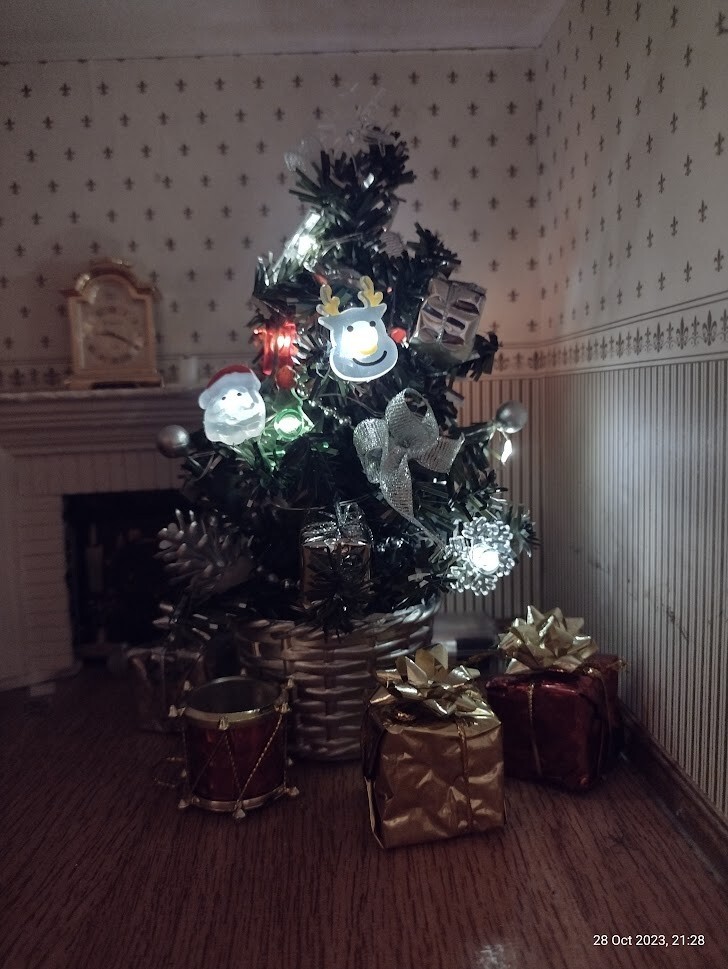 1/12th Dolls House Christmas Fir Tree Festive Decoration LED Lights