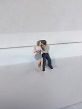 Arttista 1292 - Young Lovers Kissing and - O Scale Figures - Model Trains NEW