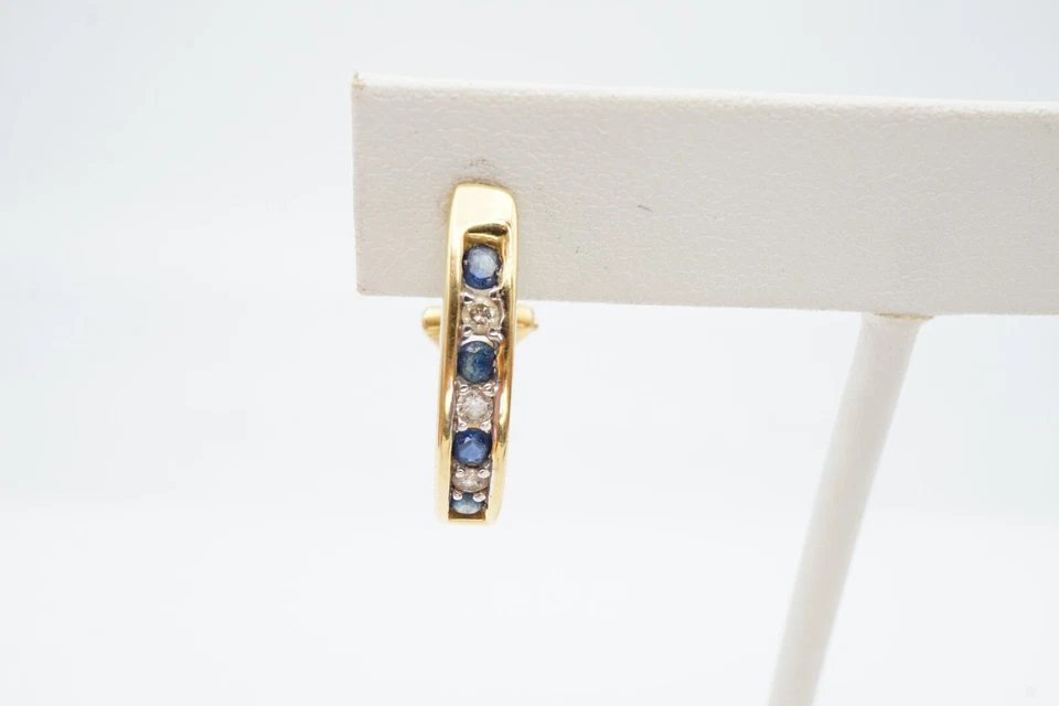 Pendientes Omega de oro amarillo de 14 k con zafiro y diamantes Alwand Vahan Foto 2 de 4