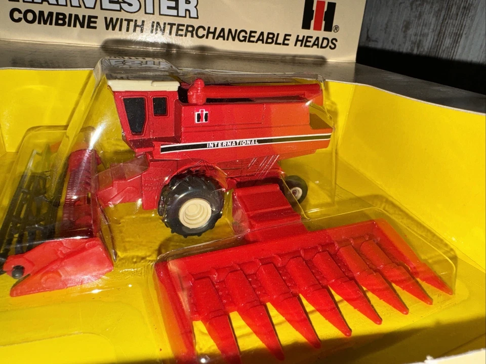 1/80 Scale International Combine With  Corn & Grain Head Die-Cast Ertl - Image 4 of 4
