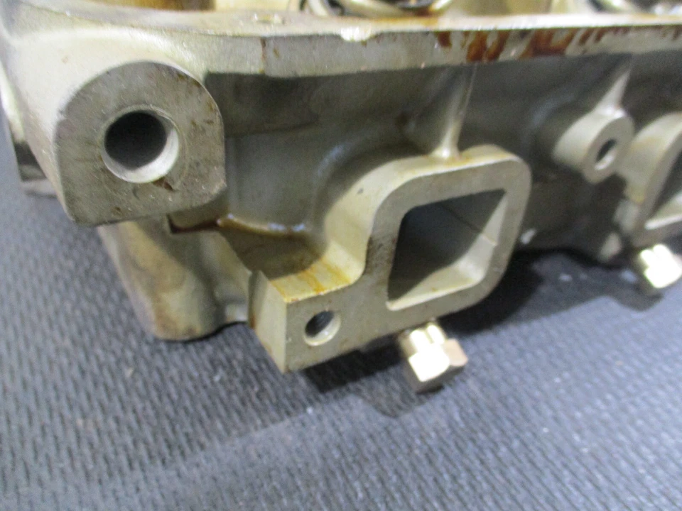 Toyota Corolla 1975-78 1,6 L 2T culata (desnuda: sin árbol de levas/balancines) Foto 2 de 4