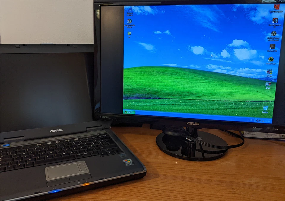 HP Compaq Presario 1115 Laptop 14.2" - Retro PC Gaming - Windows XP (Working) - Immagine 2 di 4