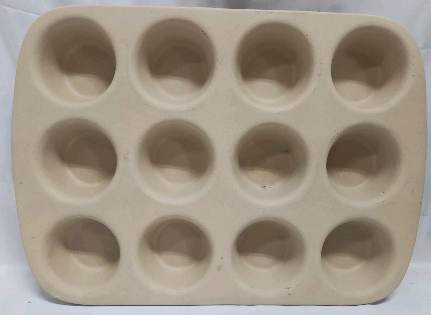 The Pampered Chef Family Heritage Stoneware 12 Cupcake Muffin Pan Baking Stone