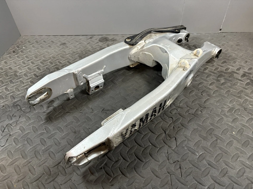 Brazo basculante trasero OEM Yamaha WR426F YZ426F YZ250 YZ125 2000-2001 5MV-22110-00-00 Foto 2 de 4