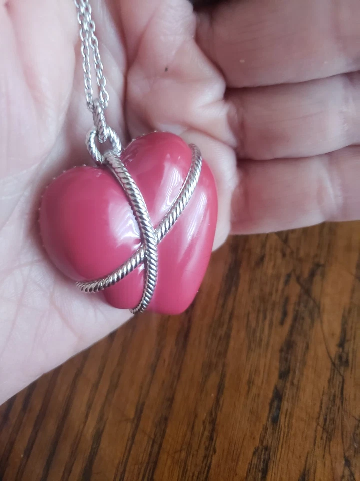 Large Genuine SWAROVSKI CRYSTAL SWAN BRAND HEART NECKLACE MINT WITH CHAIN. PINK - Image 2 of 4