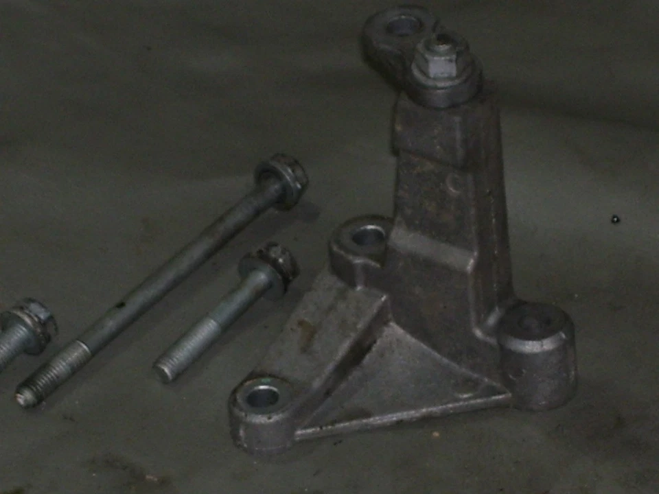 OEM 2002 BMW 745i AC compressor mounting bracket and bolts #75183502 - Image 2 of 4