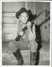 1956 Press Photo TV Star Henry Hull, Holding Shotgun - hpp39479