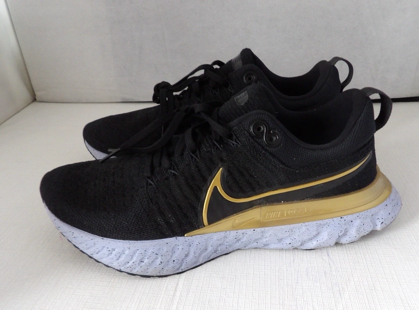 Autentiche scarpe da donna NIKE INFINITY RUN REACT nero oro Flyknit taglia 9 M