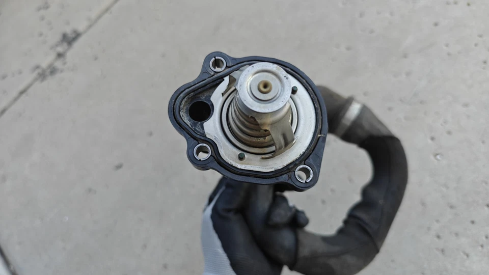 Корпус термостата со шлангом 2013 - 2018 Ford Focus ST - Изображение 3 из 4