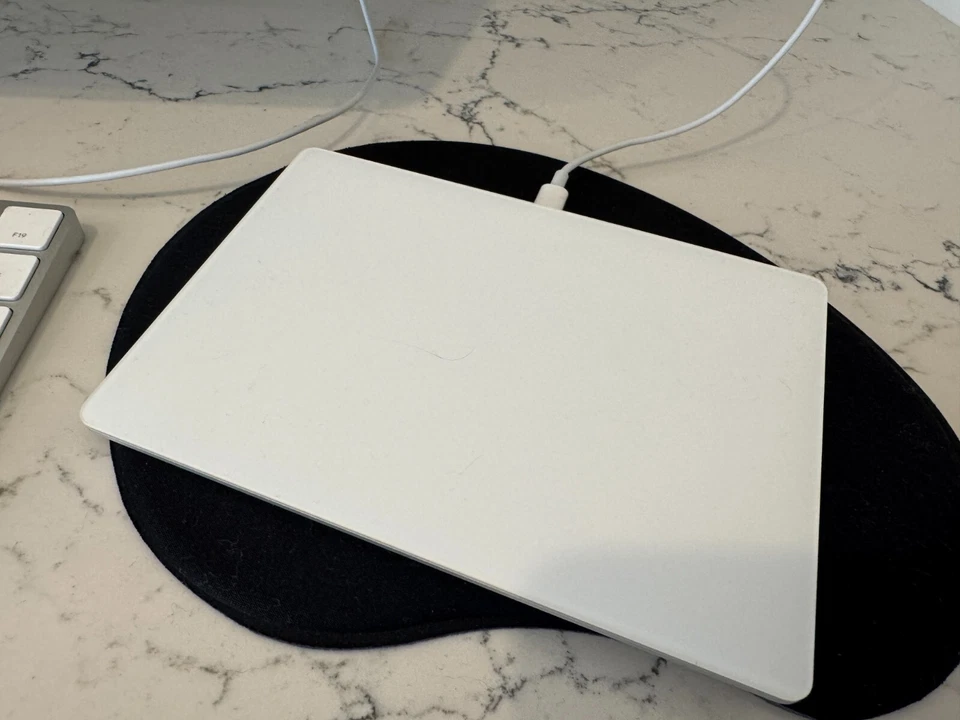 Apple iMac 21.5" Desktop Computer 2015 with Original Keyboard and Mouse Pad - Image 3 of 4