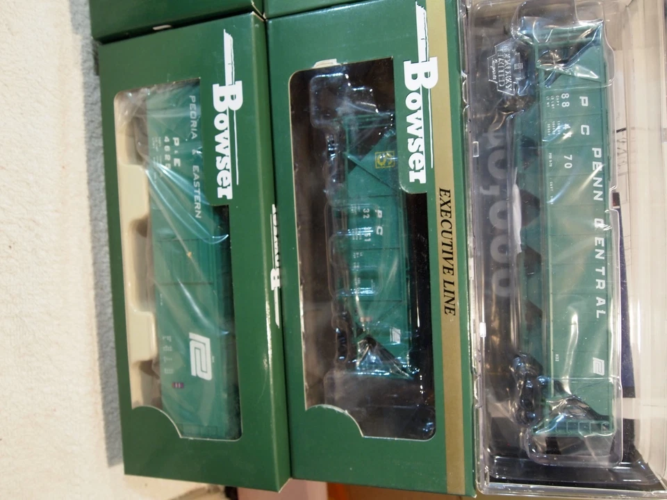 BOWSER +BROADWAY PENN-CENTRAL  6-FREIGHT CAR LOT 2-50' BOX CAR,3-COV HOP+CABOOSE - Image 2 of 4