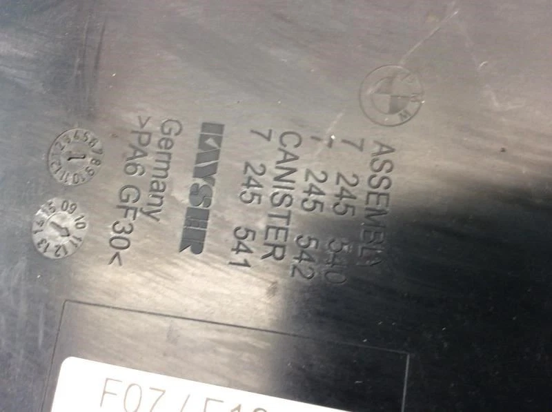 11 12 13 14 15 16 BMW 550i Sedán Combustible Vapor Carbón Bote Z Foto 4 de 4