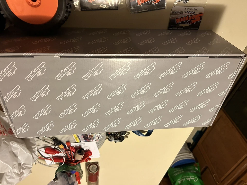 Serpent SRX8 Truggy-E 1/8 4x4 EP - SER600064 con kit de actualización, neumáticos y llantas. Foto 3 de 4