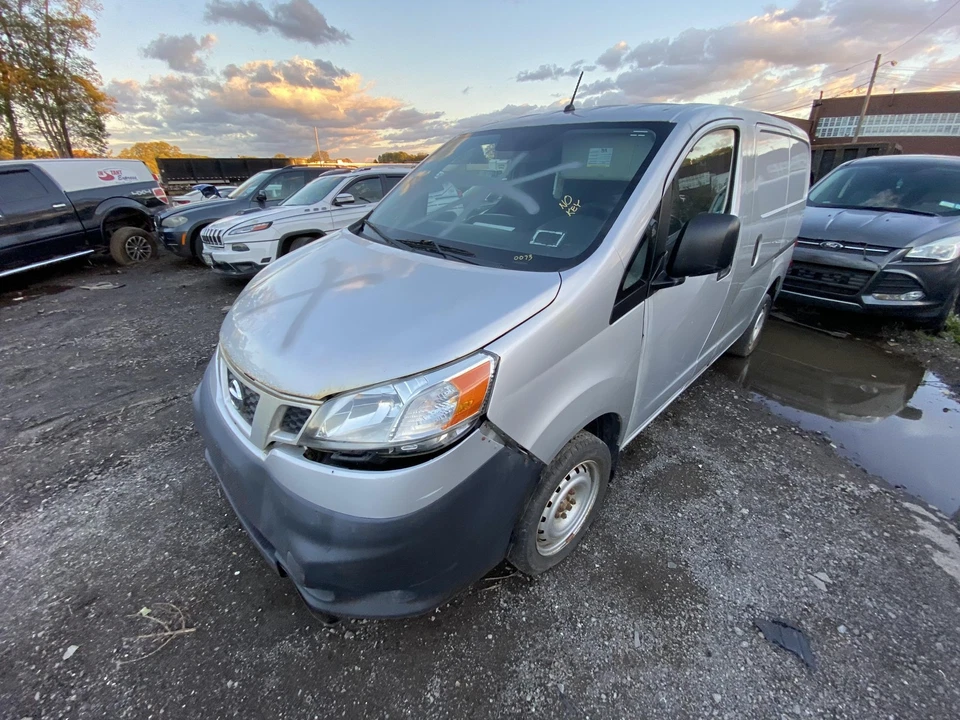 Conjunto de faros izquierdos usados se adapta a: Nissan Nv200 2014 grado A izquierdo Foto 2 de 4