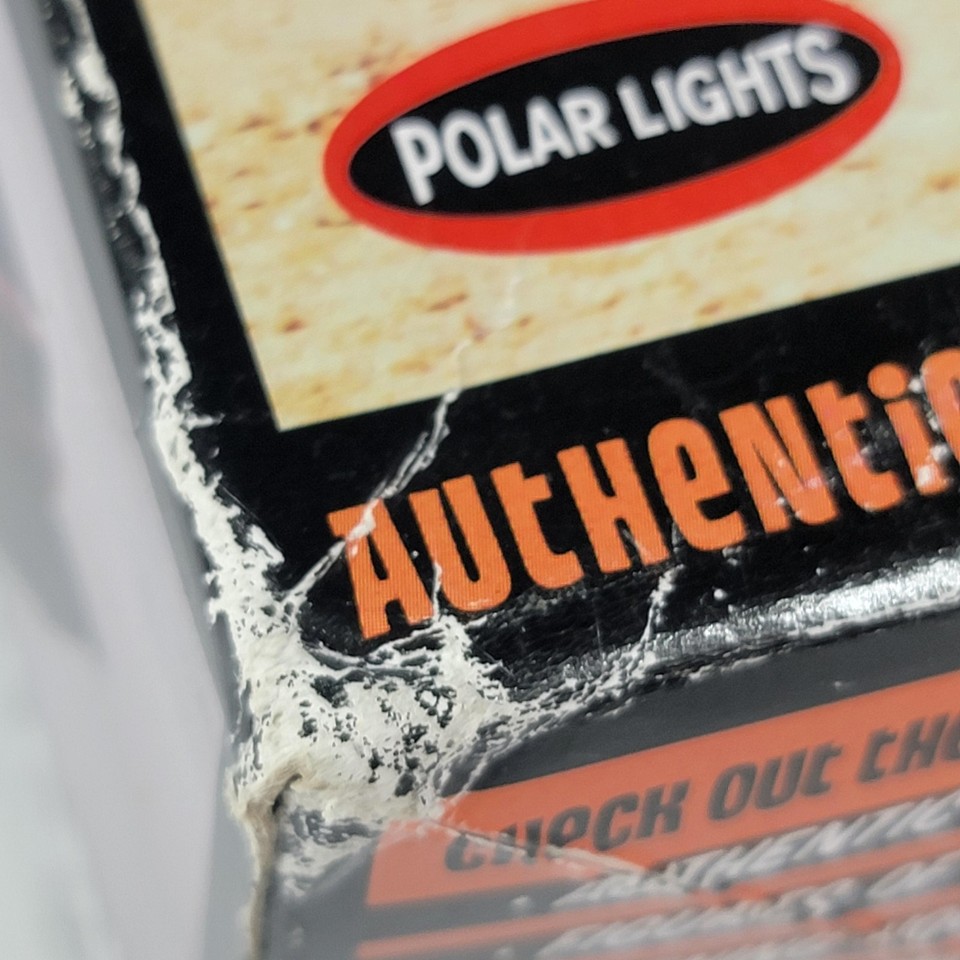 Polar Lights Batmobile 1/25 Glue Kit Resin Figures Skill Level 2 Batman ...