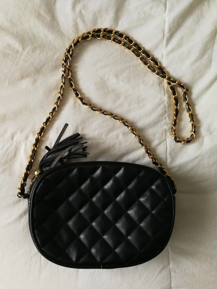 Женская маленькая средняя черная сумочка Laura Scott с золотым и черным ремешком на цепочке - Изображение 2 из 3