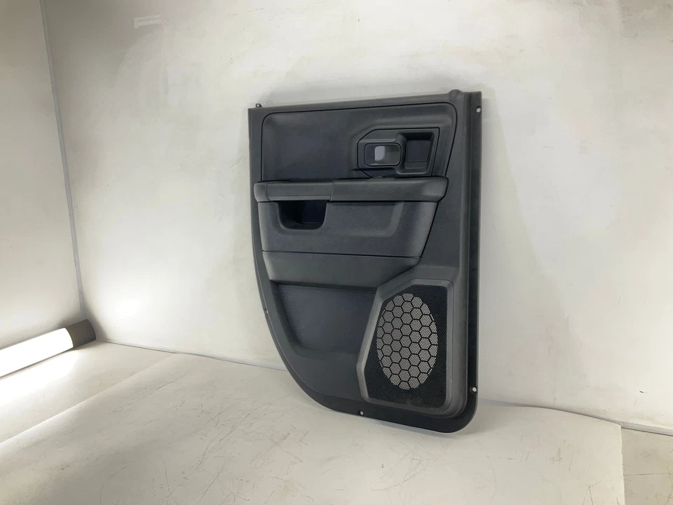 13-18 RAM 1500 Rear Driver-Left Door Trim Panel - Imagem 2 de 4