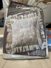 1982 PARAGON CANDLEWICK PLUS FLORAL WREATH PILLOW KIT, PEARL JACOBS 0103 8