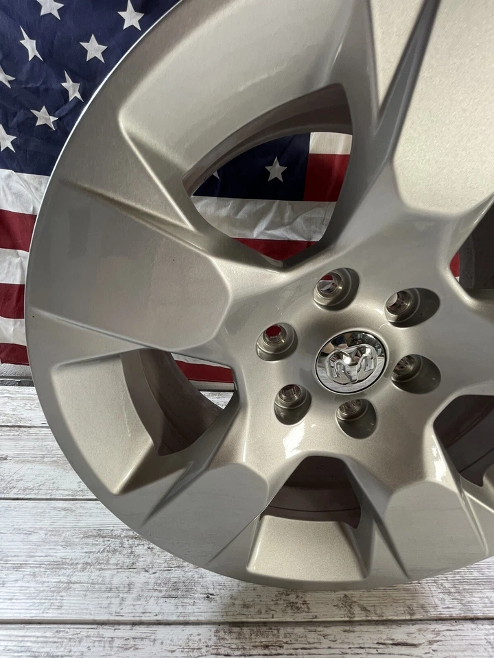 Tampa central 2669 grátis roda Ram 1500 fabricante de equipamento original 18" 2019-23 - Imagem 3 de 4