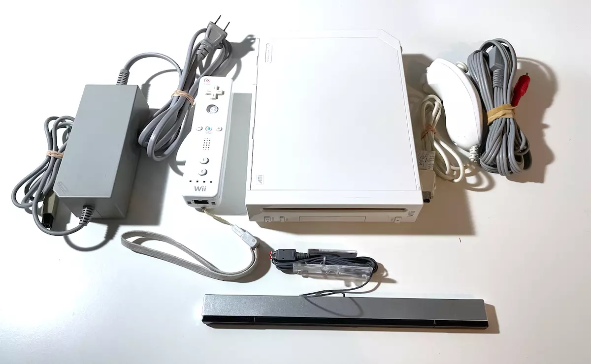 Nintendo Wii White Console Bundle backwards compatible Gamecube 2  controllers