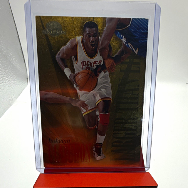 SkyBox 1995-96 SkyBox Premium Larger than Life Insert Hakeem Olajuwon #L4