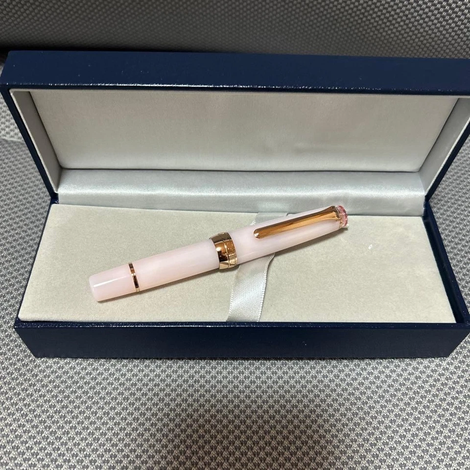 Pluma Estilográfica Sailor Kubo Sakura Bloom Rosa Palma F con Estuche Acentos Dorados Foto 2 de 4