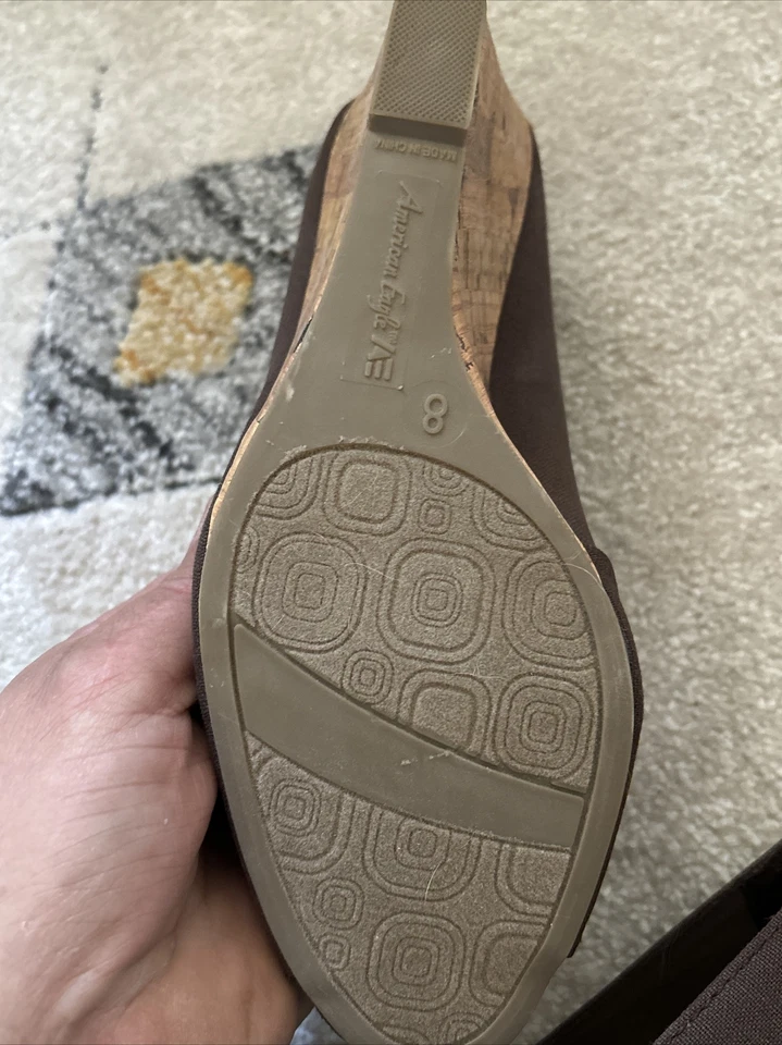 Zapatos American Eagle para mujer 8 marrón lona punta abierta frontal arco cuña corcho 3"" Foto 3 de 4