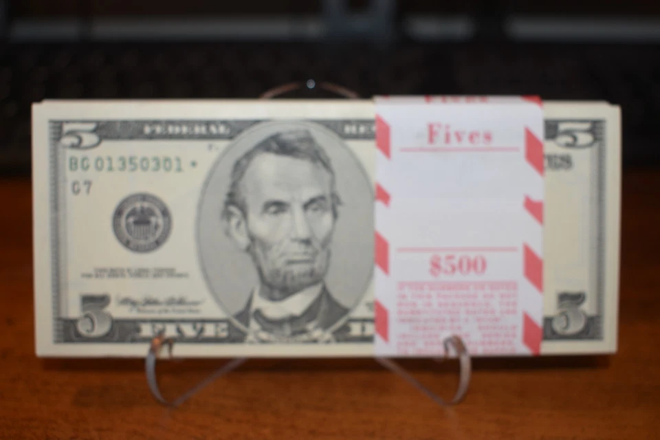 New ! 1999 $5 FRN *STAR NOTES* Bank Wrapped BEP Consecutive Ser. 100 total Bills - Image 3 of 4