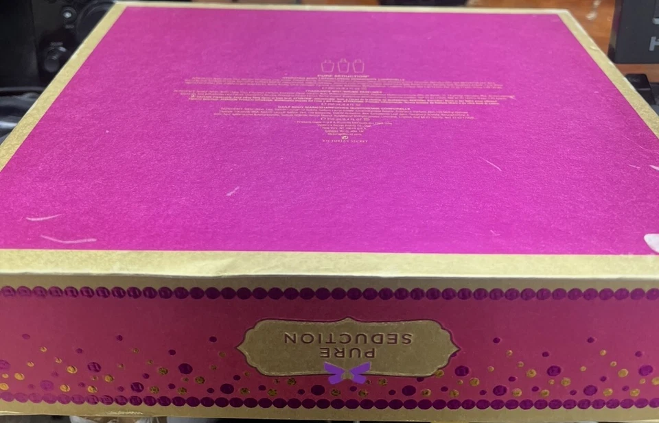 Victoria Secret Pure Seduction Meet, Wink & Be Merry Red ciruela y fresia conjunto de regalo Foto 4 de 4