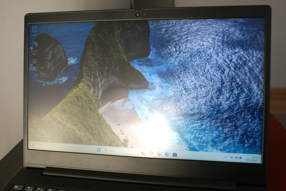 Lenovo IdeaPad 3 15ADA05 15,6" (AMD Athlon, 4GB RAM, 128GB SSD) - Immagine 2 di 4