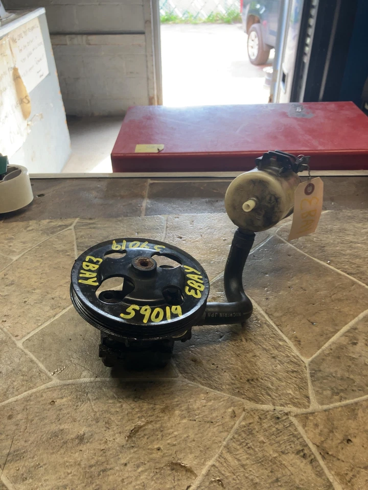 Bomba de dirección asistida Suzuki Grand Vitara 2001-2006 con depósito OEM Foto 2 de 4