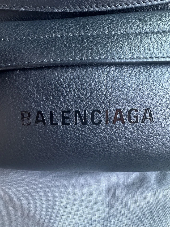 AUTHENTIC BALENCIAGA MEN'S EVERYDAY BELTPACK IN BLACK, EXCELLENT CONDITION - Image 2 of 4