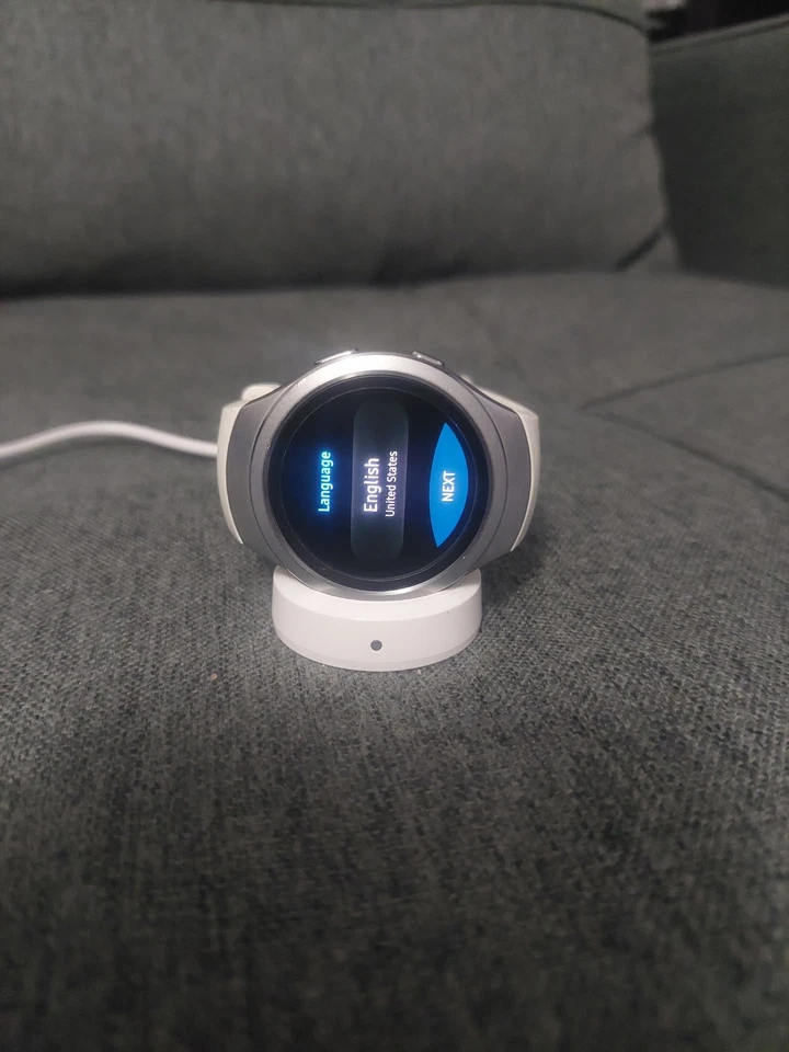 Reloj inteligente Samsung Gear S2 SM-R730A AT&T plateado/blanco + banda grande blanca apagada Foto 2 de 4