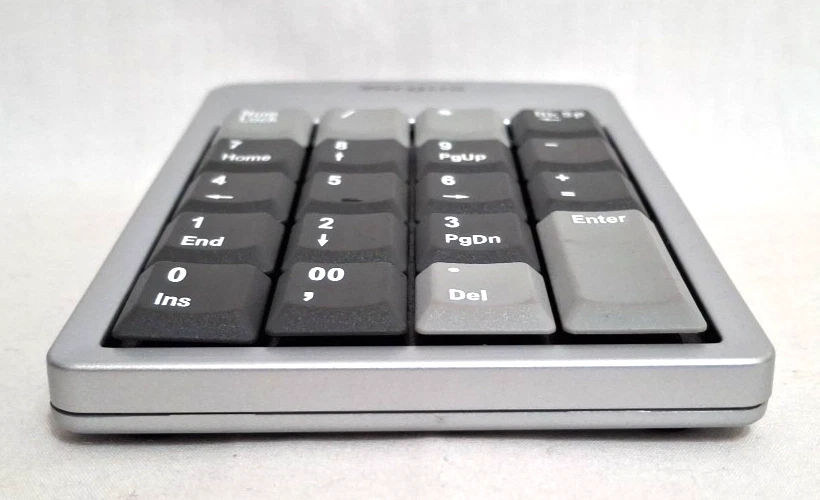 Targus Wireless Stow-n-Go USB Computer Number Keypad W/ Black Felt Travel Bag - Image 4 of 4