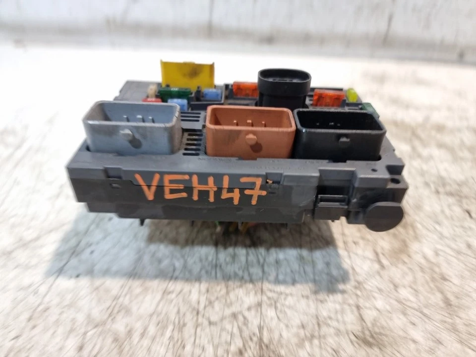 Коробка предохранителей Peugeot Partner BSM блок под капотом 1,6 дизель 2009 MK2 OEM 9666700480 - Изображение 3 из 4