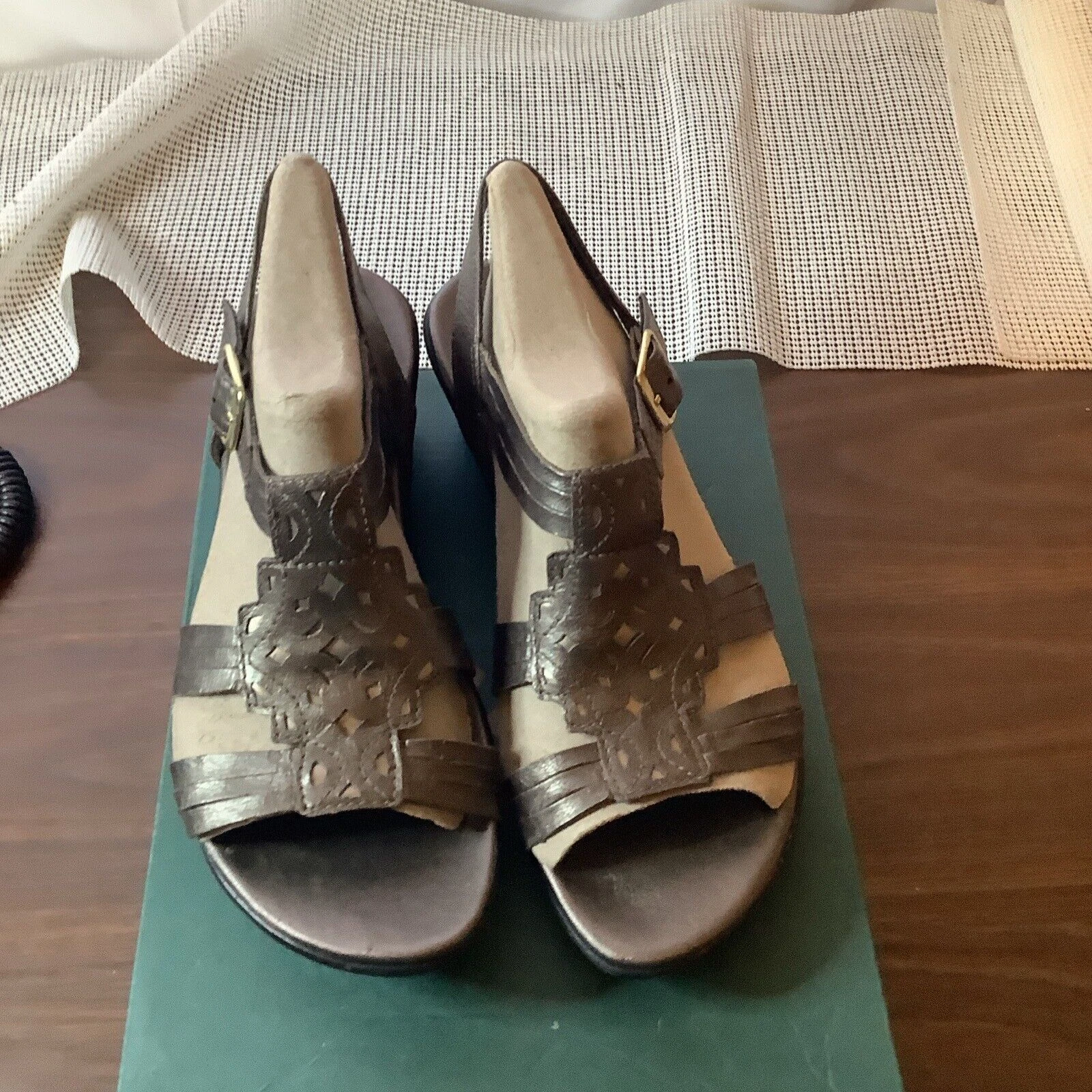 Sandali in pelle Clarks Ella pieghevoli camera Q nuovi con etichette con dettaglio ritagliato taglia 6M