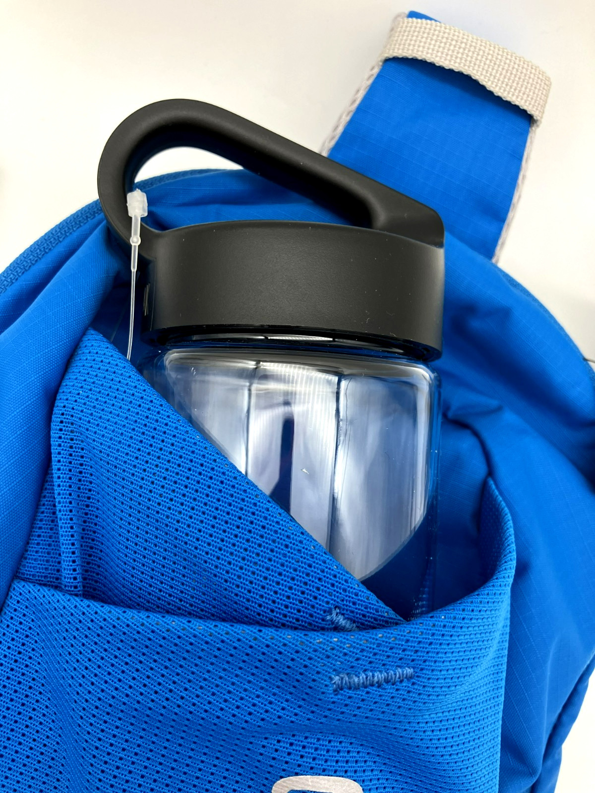 New Camelbak Indigo ARETE SLING 8 with 20oz/.6L Bottle, Pockets, Divider