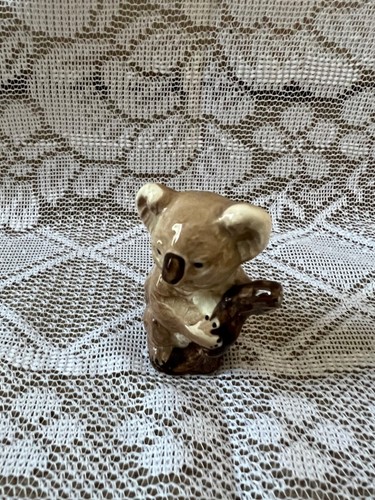 BESWICK 1039 KOALA ON A BRANCH