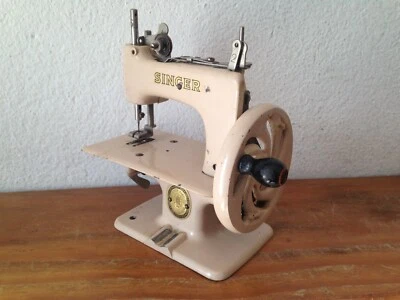 JOUET ANCIEN PETITE MACHINE A COUDRE MARQUE SINGER FONTE DE FER vintage - Photo 1/4