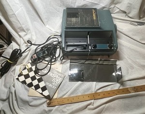 Vintage Sawyers Grand Prix 570-AF 35MM Slide Projector with Corded Remote