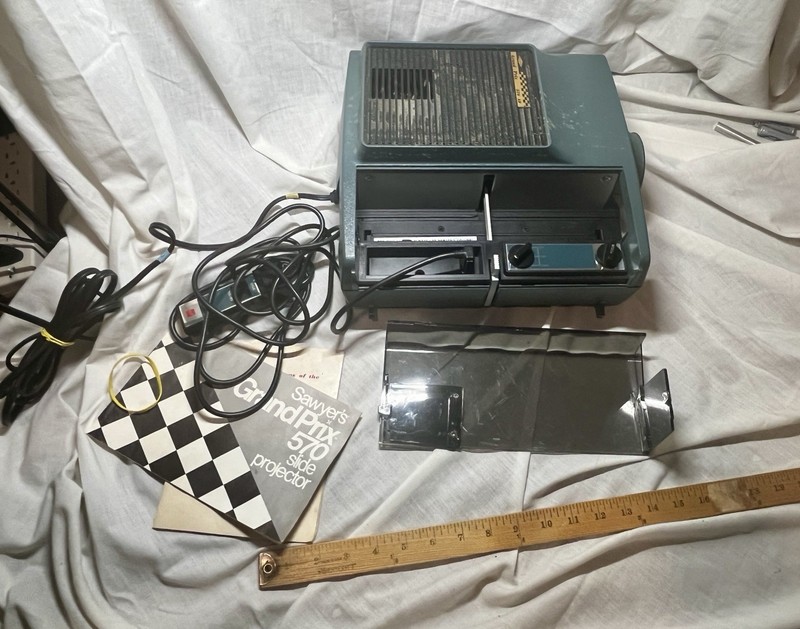 Vintage Sawyers Grand Prix 570-AF 35MM Slide Projector with Corded Remote