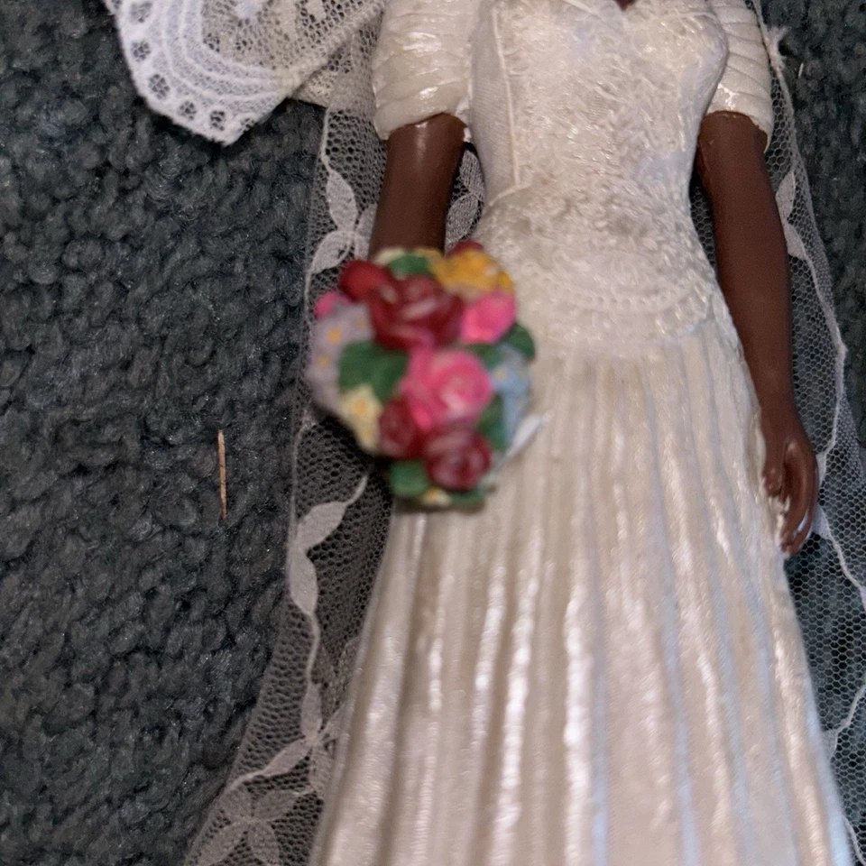 Muñeca de porcelana vintage 1990 Danbury Mint afroamericana novia centro ramo Foto 3 de 4