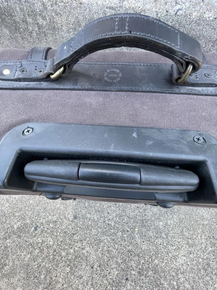 Filson Rugged 斜纹滚轮随身包行李箱 — 第 4/4 张图片