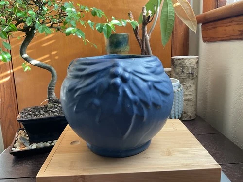 NELSON MCCOY POTTERY LEAVES & BERRIES VASE matte cobalt BLUE 1930's