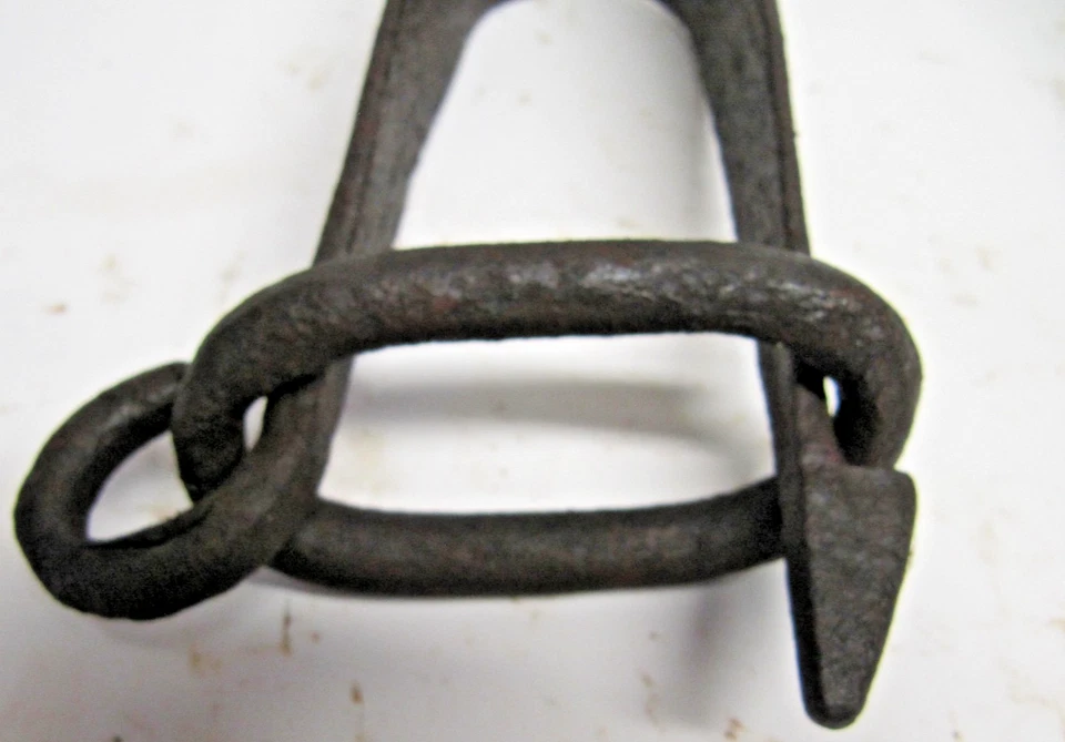 Ancien crochet pour seau puits en fer forgé - Photo 2/3