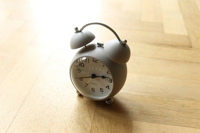 Home Accents Wecker Tisch-uhr grau weiß mit LED Licht beleuchtung