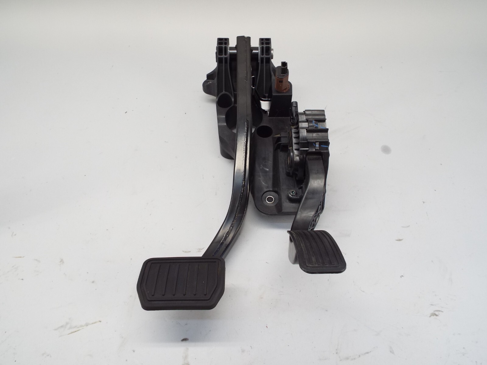 Upgrade Your Tesla Model Y with Premium Brake & Accelerator Pedal Assembly 1188691-00-B-image